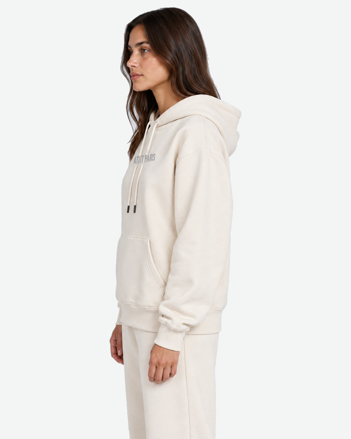 Sweat à Capuche Blanc Dark Angel Strass – ATNT Paris — Pack studio naturel, fond #F3F4F4, vue portée rapprochée de profil. — 1920 × 2400 px