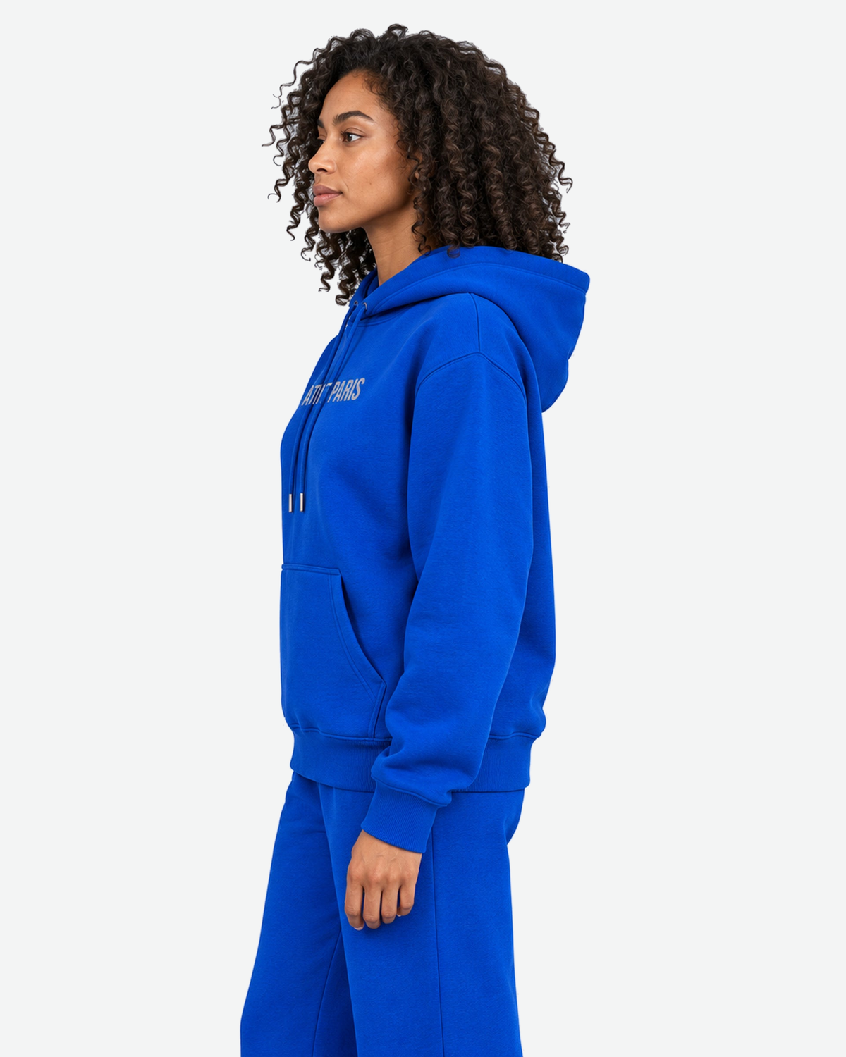 Sweat à Capuche Bleu Roi Dark Angel Strass – ATNT Paris — Pack studio naturel, fond #F3F4F4, vue portée rapprochée de profil. — 1920 × 2400 px