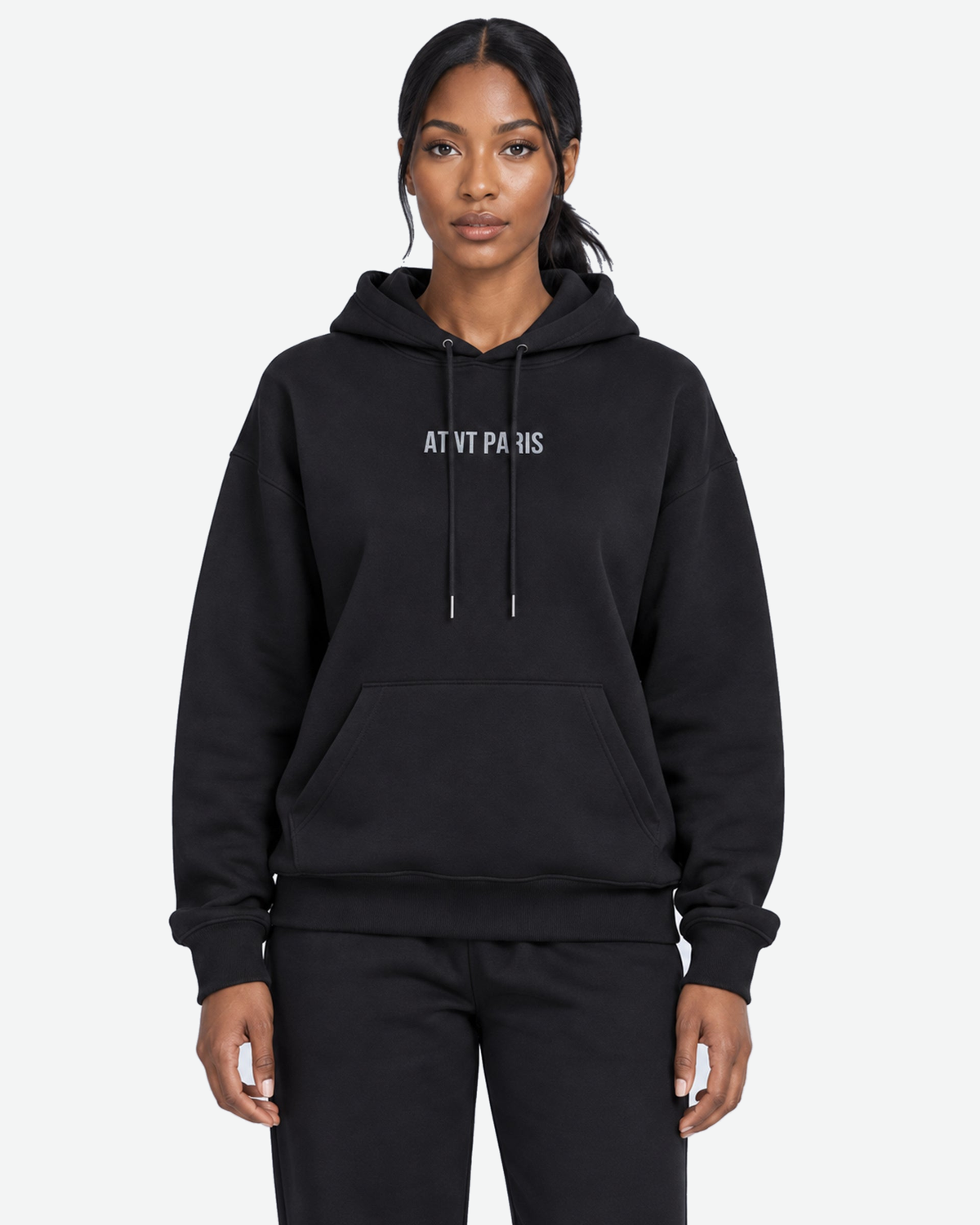 Sweat à Capuche Noir Dark Angel Strass – ATNT Paris — Pack studio naturel, fond #F3F4F4, vue portée rapprochée de face. — 1920 × 2400 px