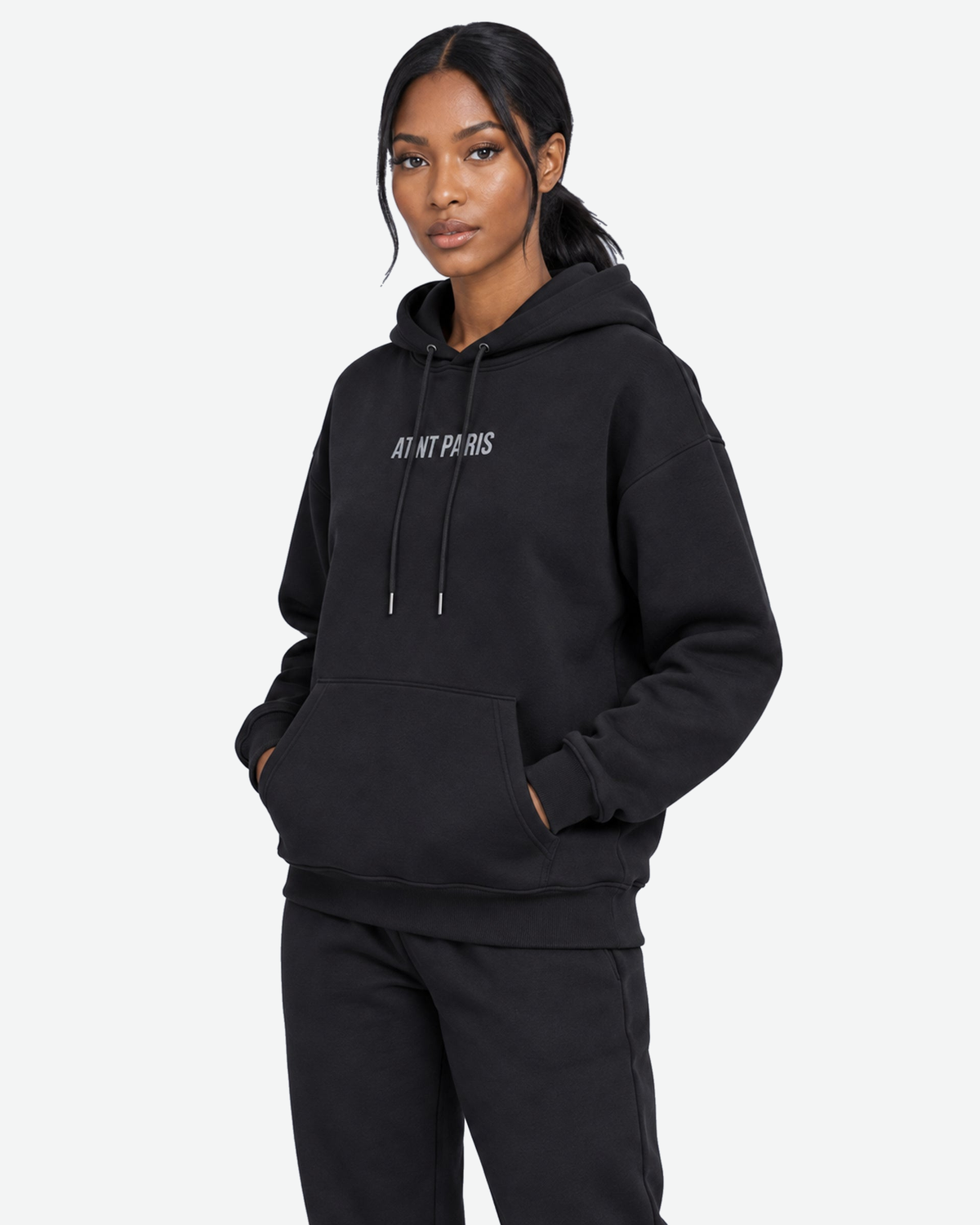Sweat à Capuche Noir Dark Angel Strass – ATNT Paris — Pack studio naturel, fond #F3F4F4, vue portée rapprochée de trois-quarts avant. — 1920 × 2400 px