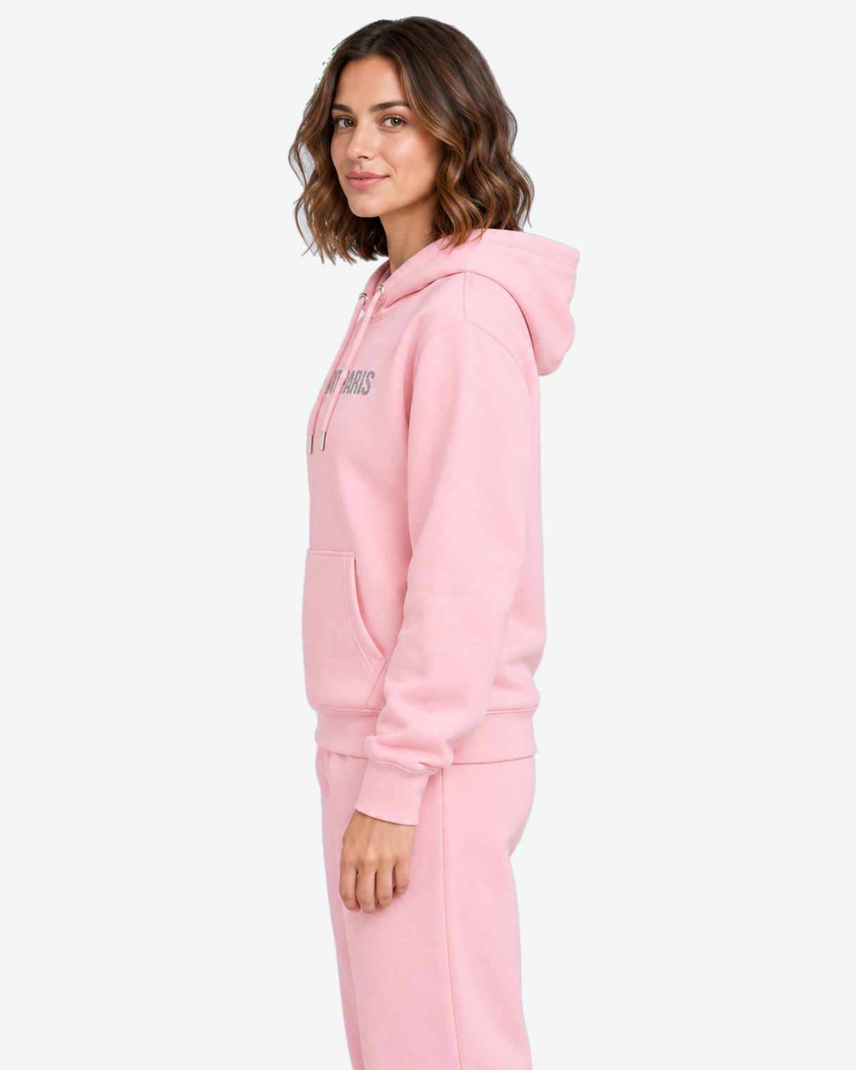 Sweat à Capuche Rose Clair Dark Angel Strass – ATNT Paris — Pack studio naturel, fond #F3F4F4, vue portée rapprochée de profil. — 1920 × 2400 px