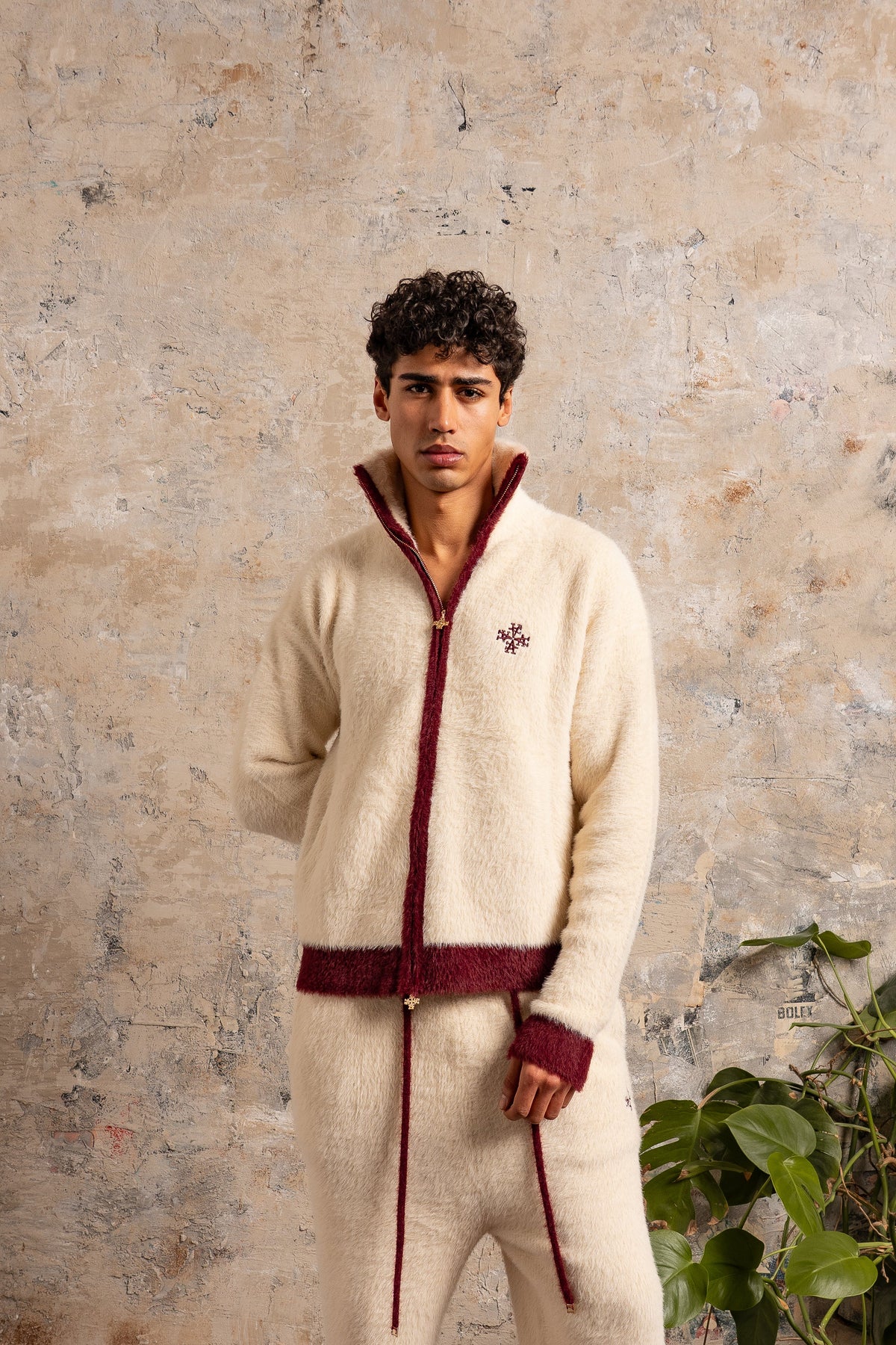 Ensemble veste et jogging Signature Sherpa crème et bordeaux ATNT PARIS, porté, vue de face.