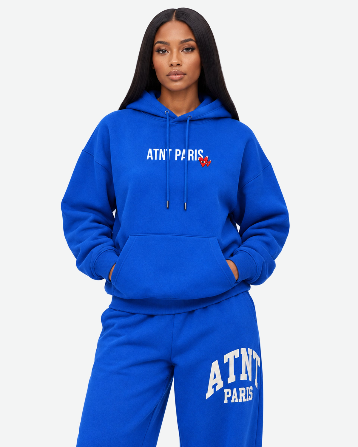 Sweat Capuche Bleu roi Love Heart ATNT PARIS — Pack studio naturel — mannequin femme, vue de face rapprochée — fond #F3F4F4 — 1920 × 2400 px
