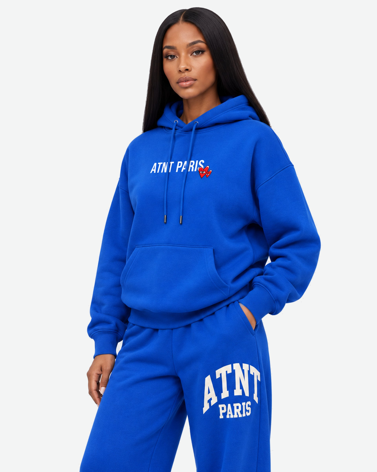 Sweat Capuche Bleu roi Love Heart ATNT PARIS — Pack studio naturel — mannequin femme, vue de trois-quarts rapprochée — fond #F3F4F4 — 1920 × 2400 px