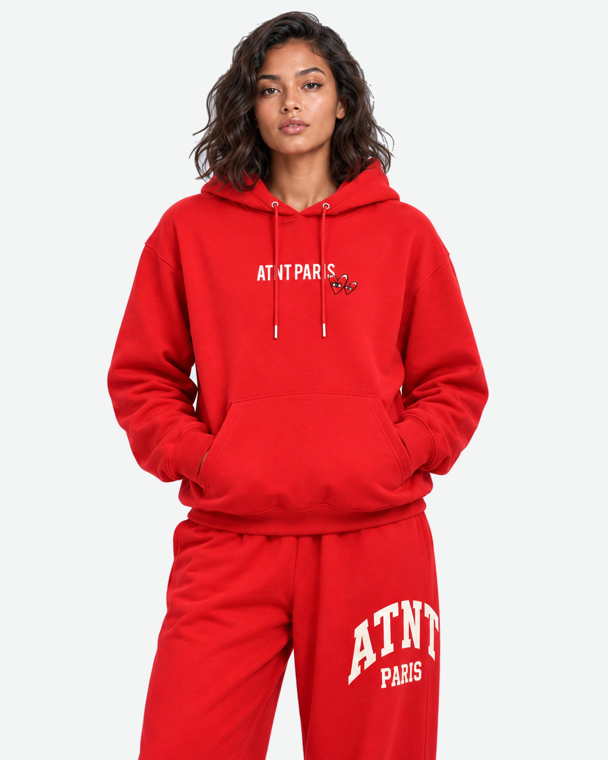 Sweat Capuche Rouge Love Heart — vue de face — fond #F3F4F4, 1920 × 2400 px