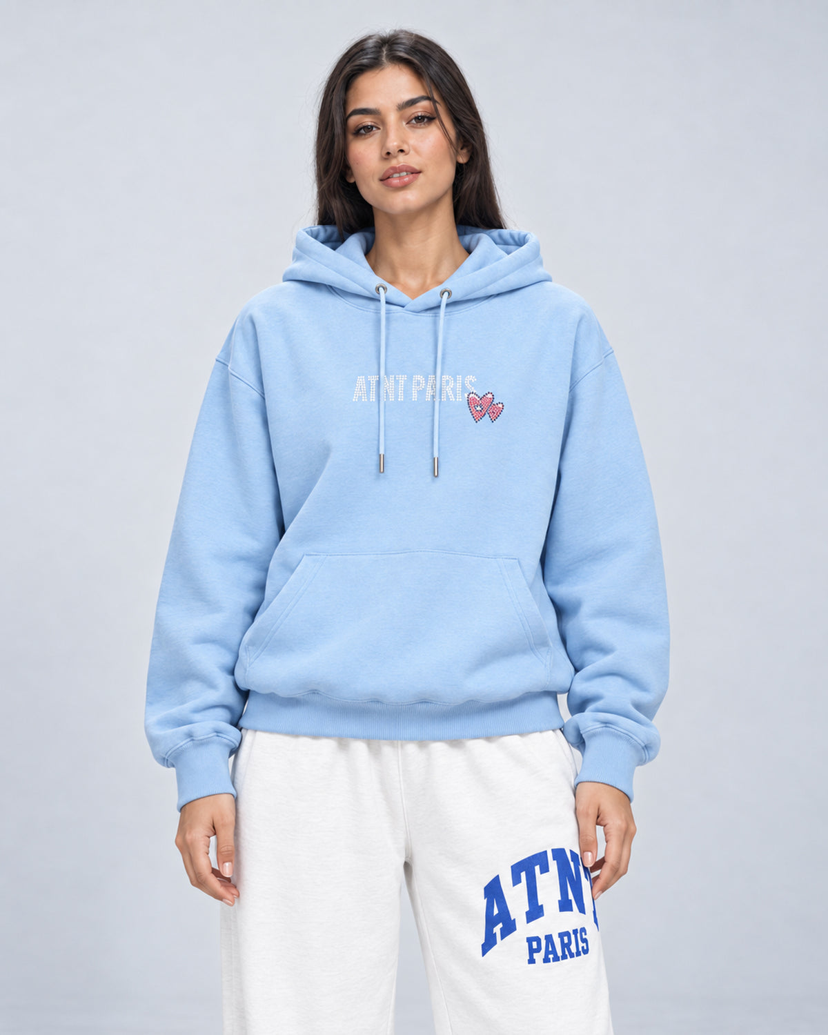 Sweat Capuche Bleu Ciel Love heart Strass ATNT PARIS — Pack studio naturel — mannequin femme, vue de face rapprochée — fond gris clair