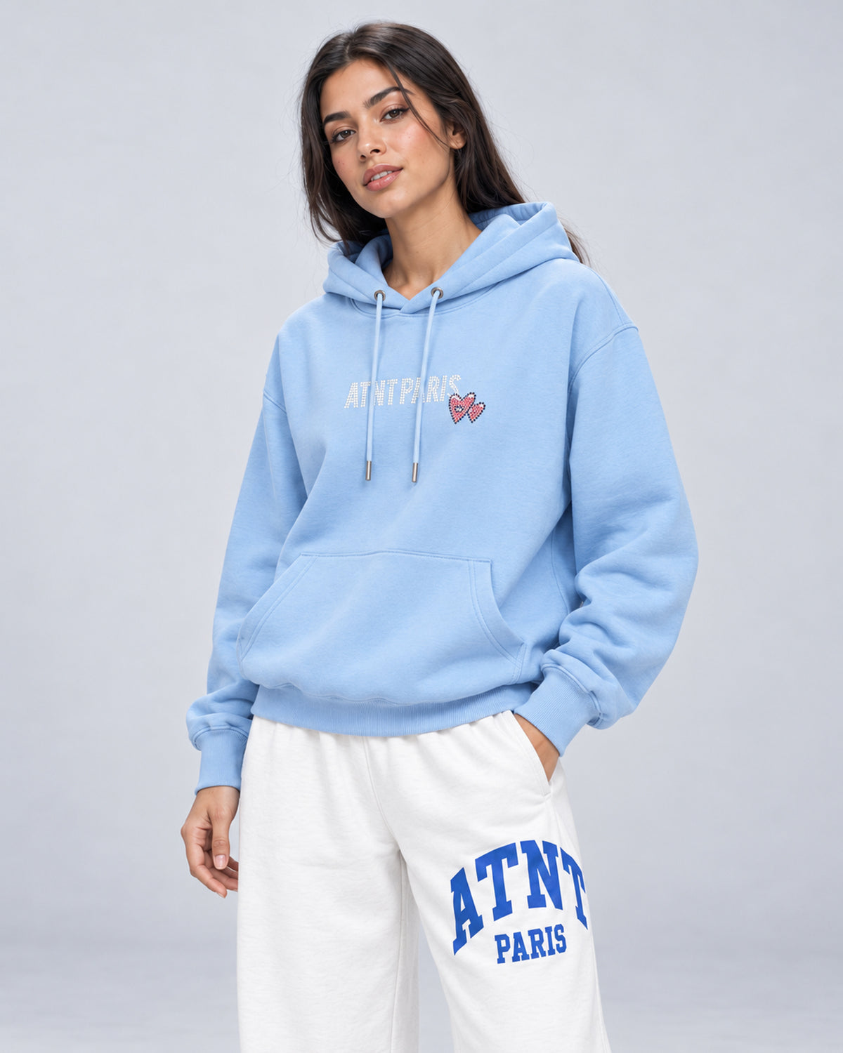 Sweat Capuche Bleu Ciel Love heart Strass ATNT PARIS — Pack studio naturel — mannequin femme, vue de trois-quarts rapprochée — fond gris clair