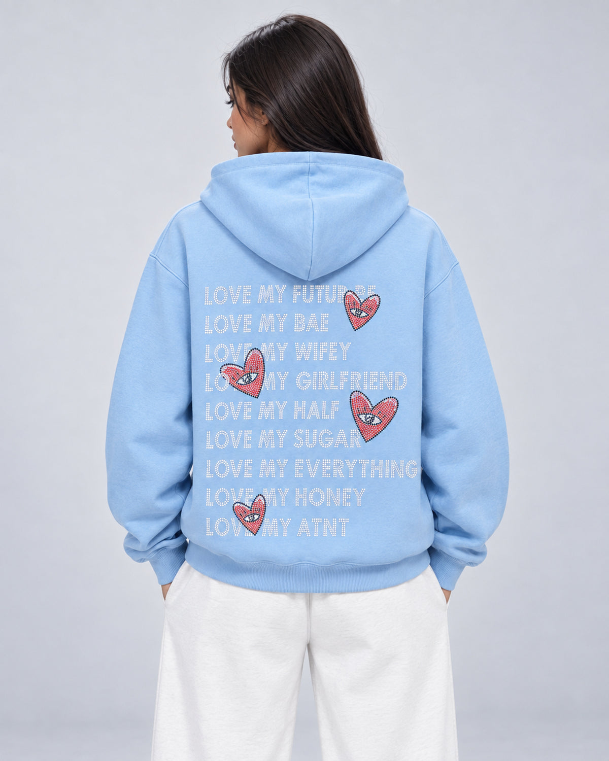 Sweat Capuche Bleu Ciel Love heart Strass ATNT PARIS — Pack studio naturel — mannequin femme, vue de dos rapprochée — fond gris clair