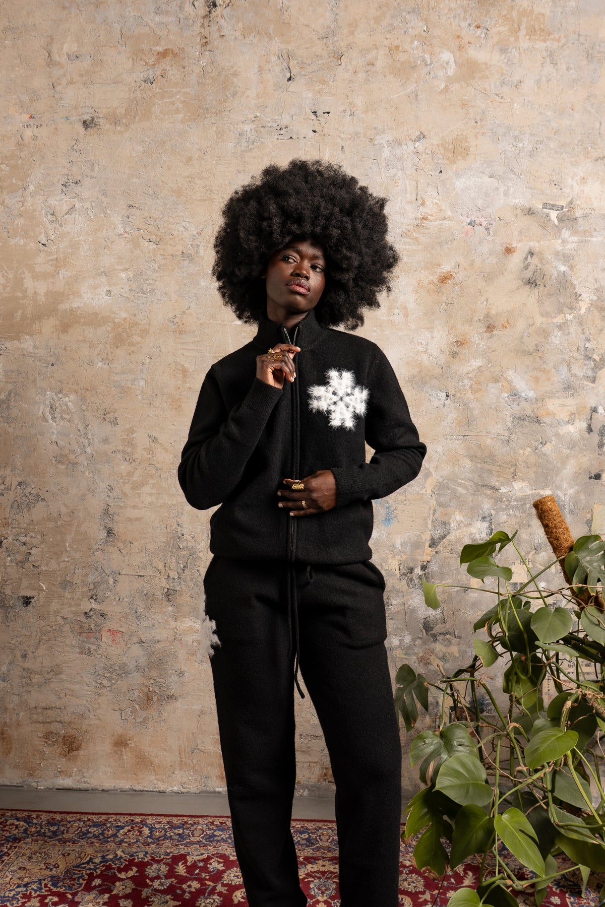 Pantalon de jogging en maille fluffy monogramme signature noir ATNT PARIS, porté, vue de face.