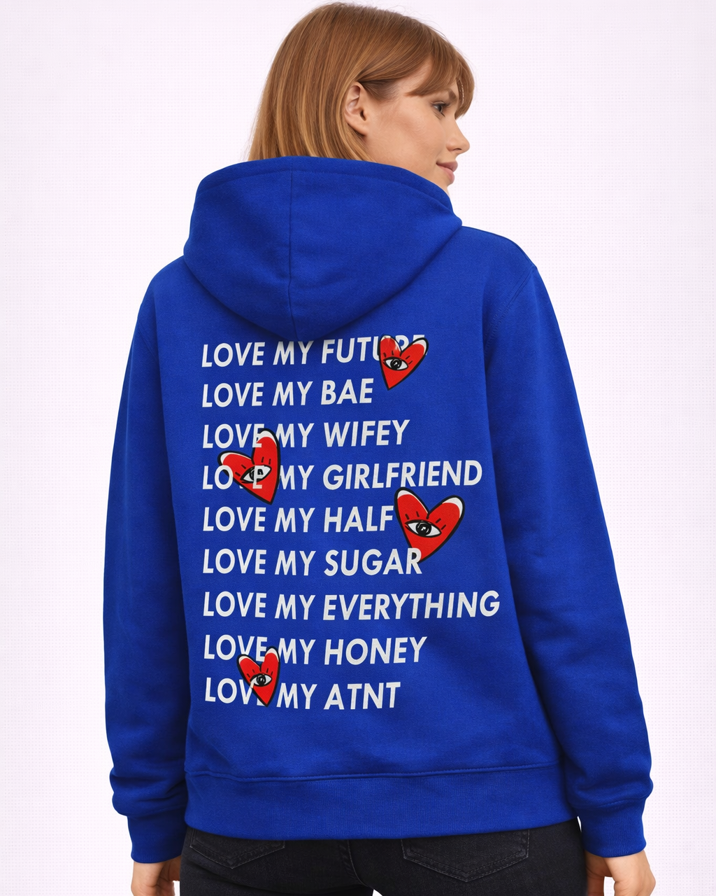 Sweat à capuche bleu roi Love Heart ATNT PARIS, porté, vue de dos avec inscriptions et motifs de cœurs.