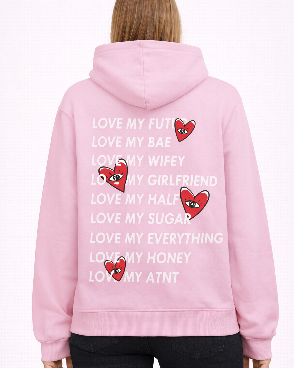 Sweat à capuche rose clair Love Heart ATNT PARIS, porté, vue de dos avec inscriptions et motifs de cœurs.