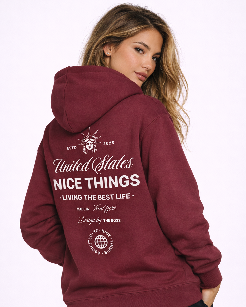 Sweat à capuche bordeaux porté de dos, mannequin vue tête tournée, imprimé blanc “United States Nice Things” style vintage New York,