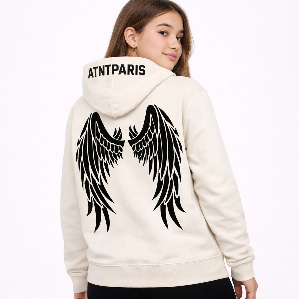 pull hoodie off white porté par mannequin studio avec ailes d'anges dans le dos
