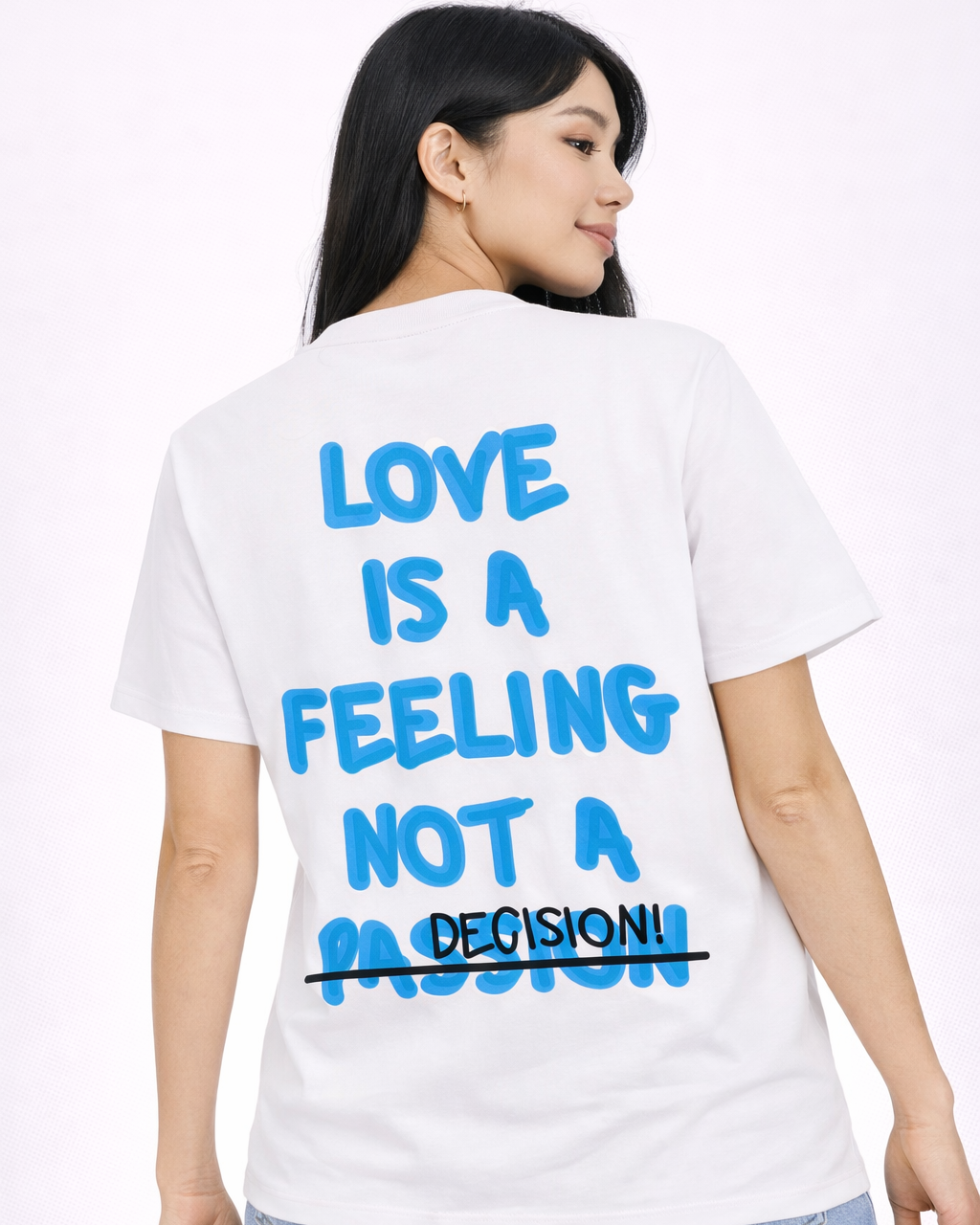 T-shirt blanc Love Is a Feeling ATNT PARIS, porté, vue de dos.