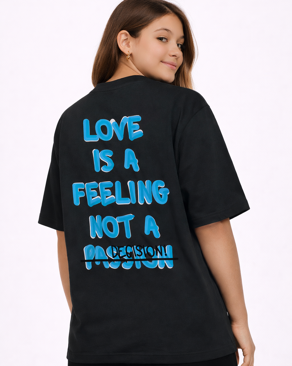 T-shirt unisexe noir Love Is a Feeling ATNT PARIS, porté, vue de dos.