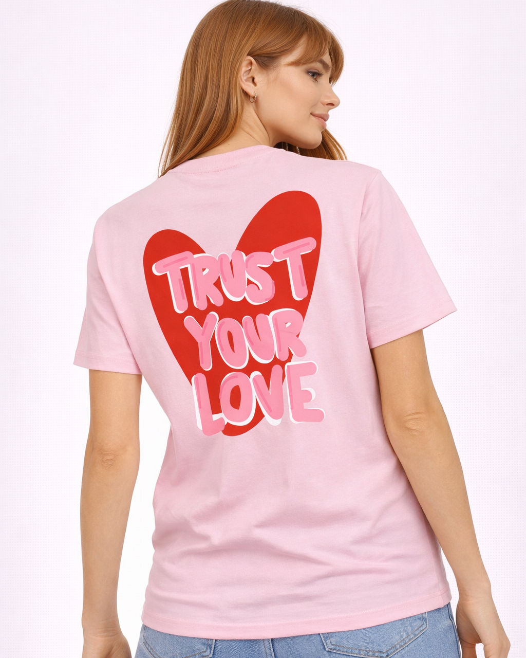 T-shirt ATNT Paris rose porté mannequin femme
