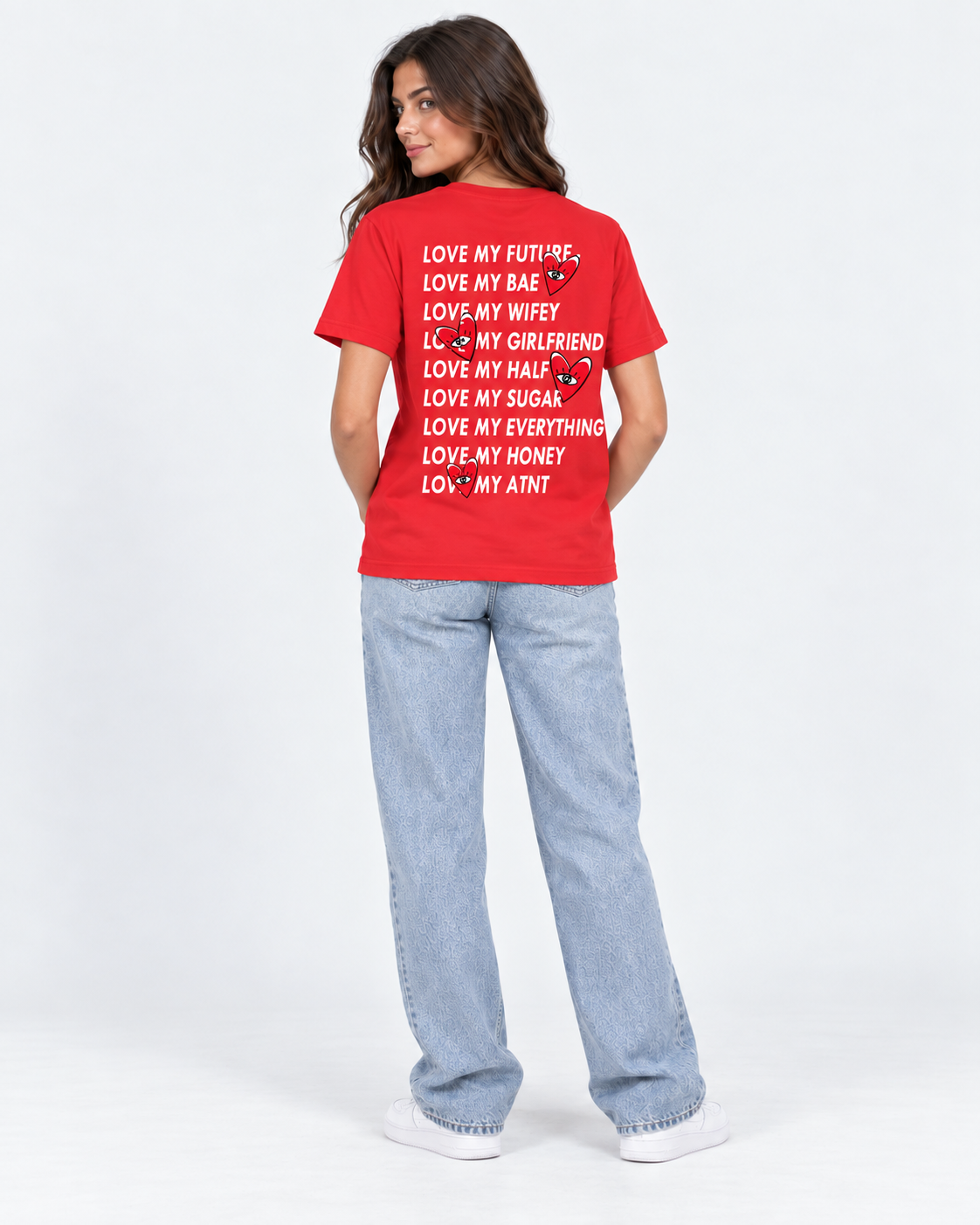 T-shirt Love Heart rouge ATNT PARIS porté en studio clair, mannequin femme en pied, vue de dos