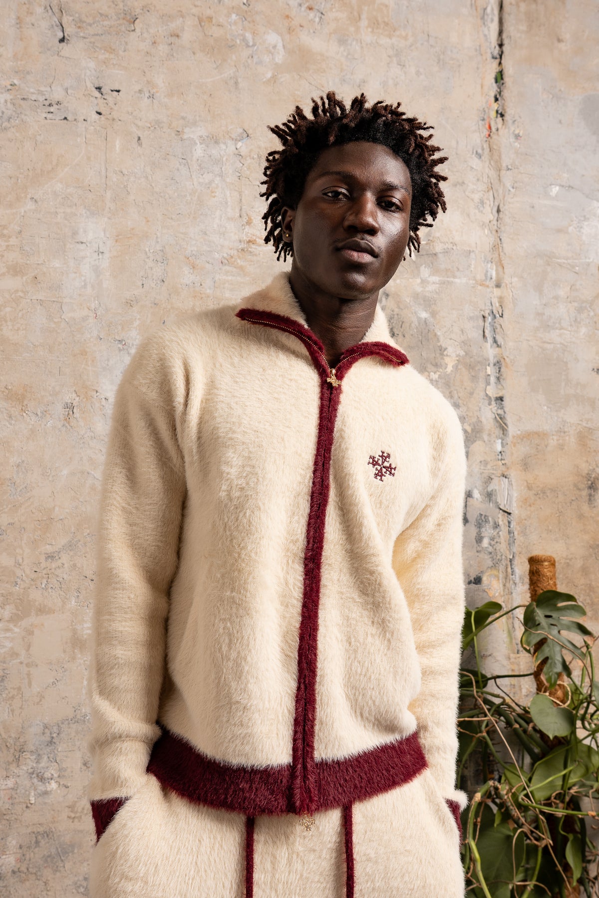 Veste signature sherpa zippée crème & bordeaux ATNT PARIS, porté, vue de face.