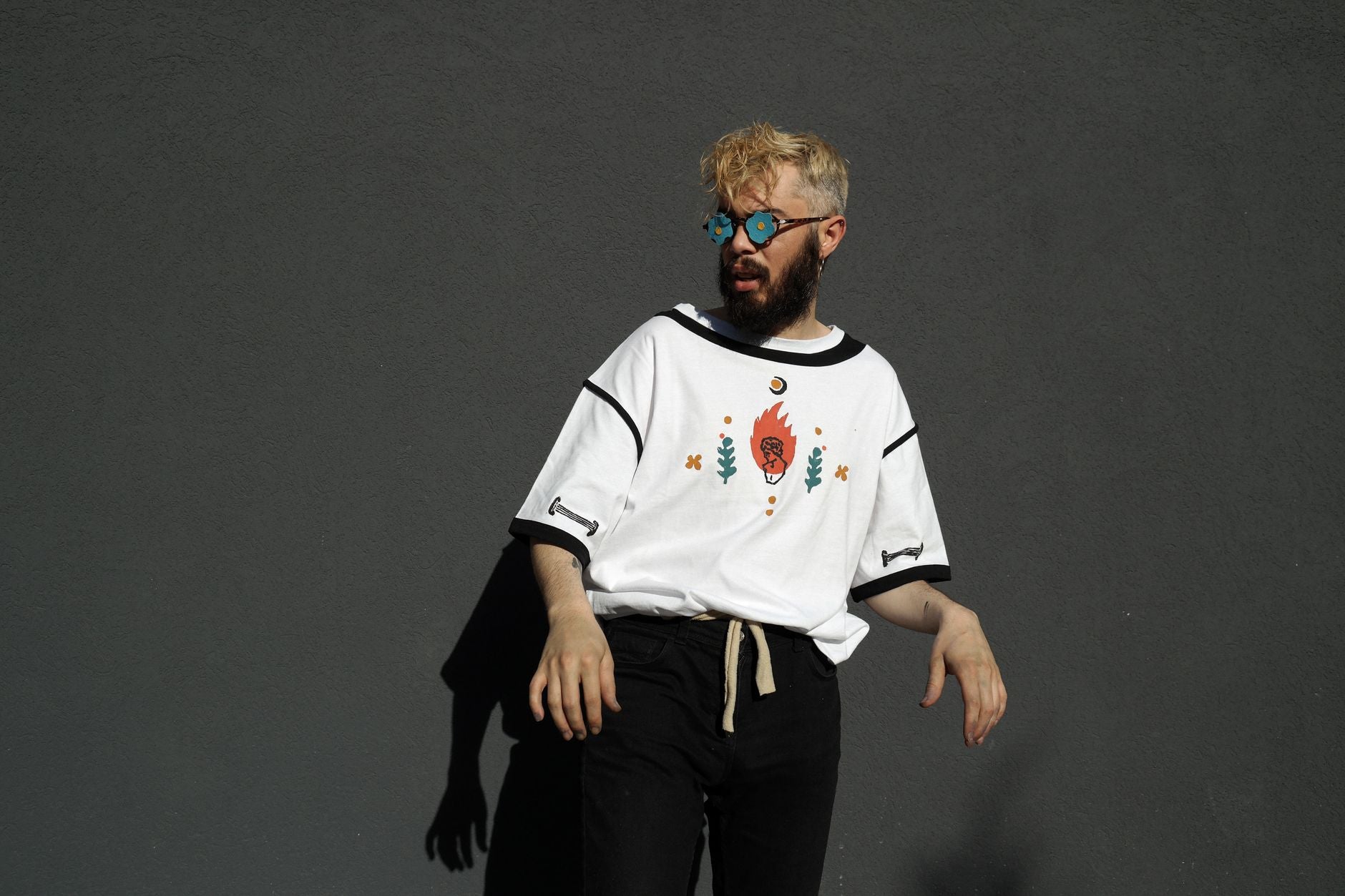 Homme en tee-shirt oversize blanc à imprimé graphique, style streetwear urbain estival
