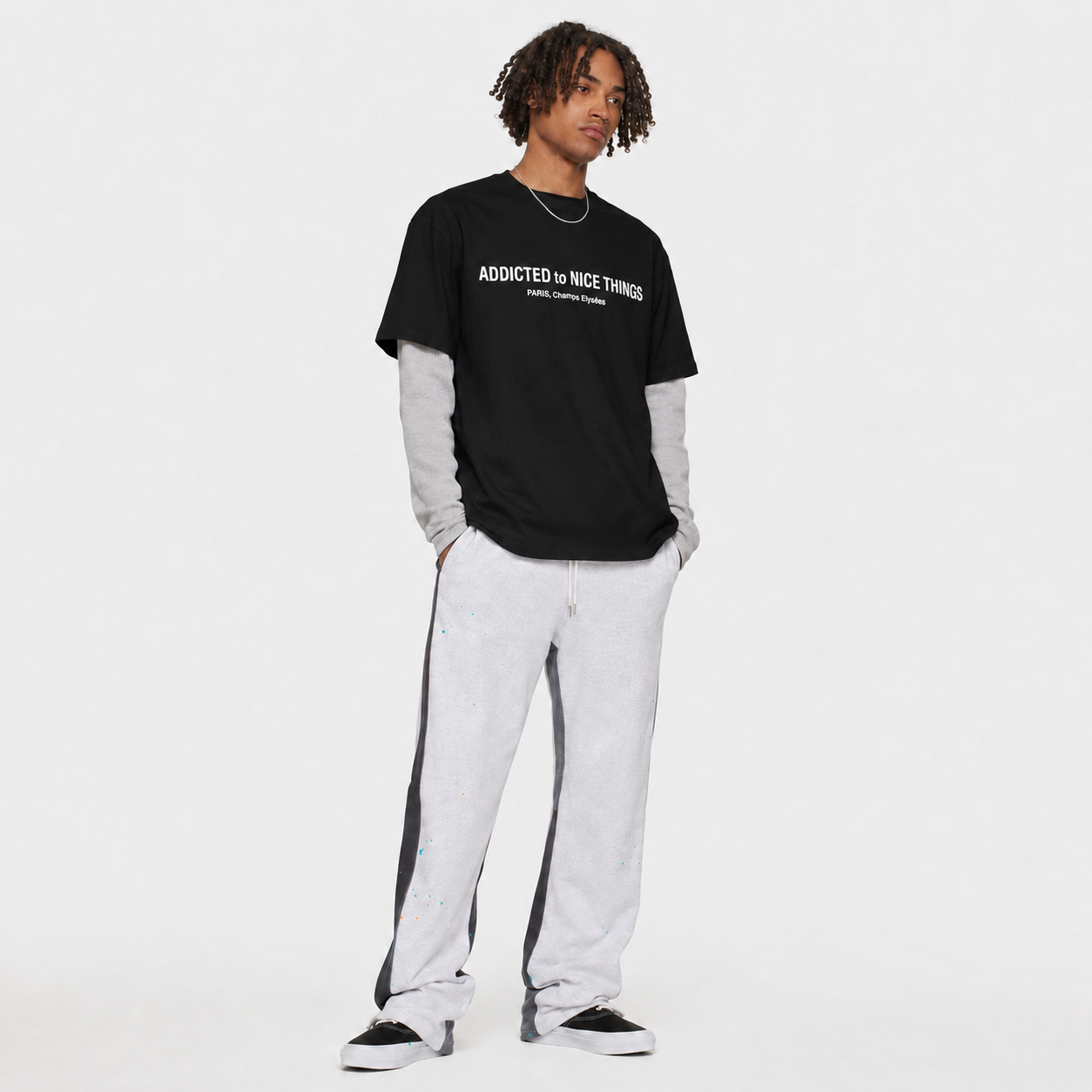 Homme portant le T-shirt noir ATNT Paris French Logo Luxury en look streetwear.
