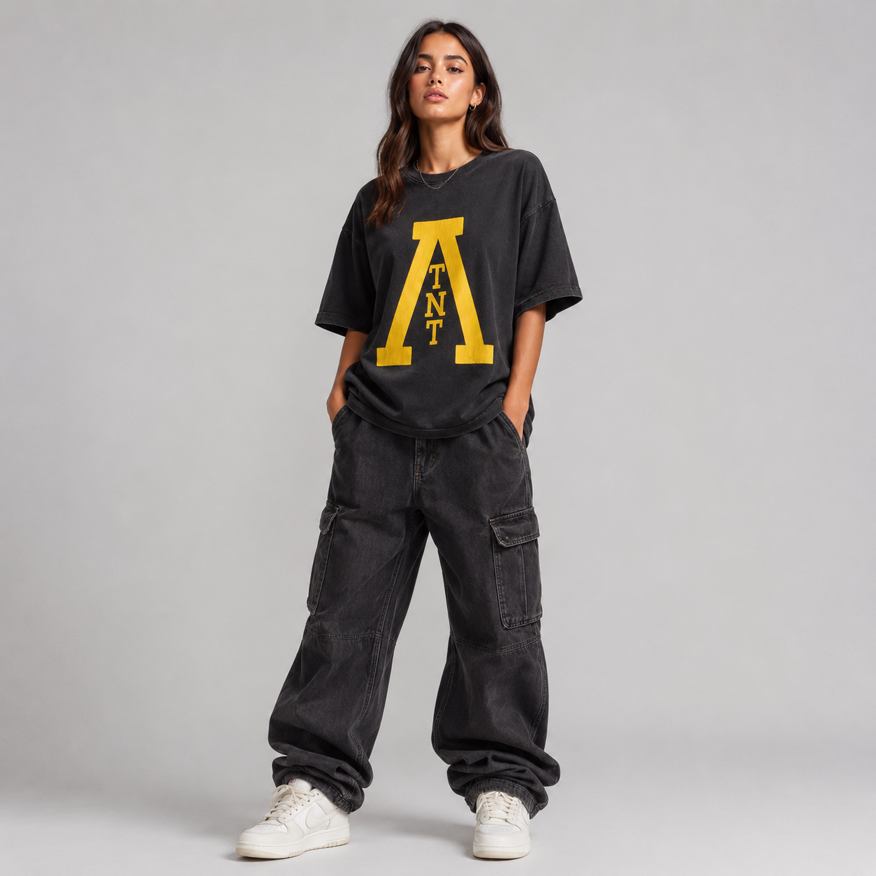 Photo porté femme buste : Femme portant le T-shirt oversize ATNT Paris University Graphic.
