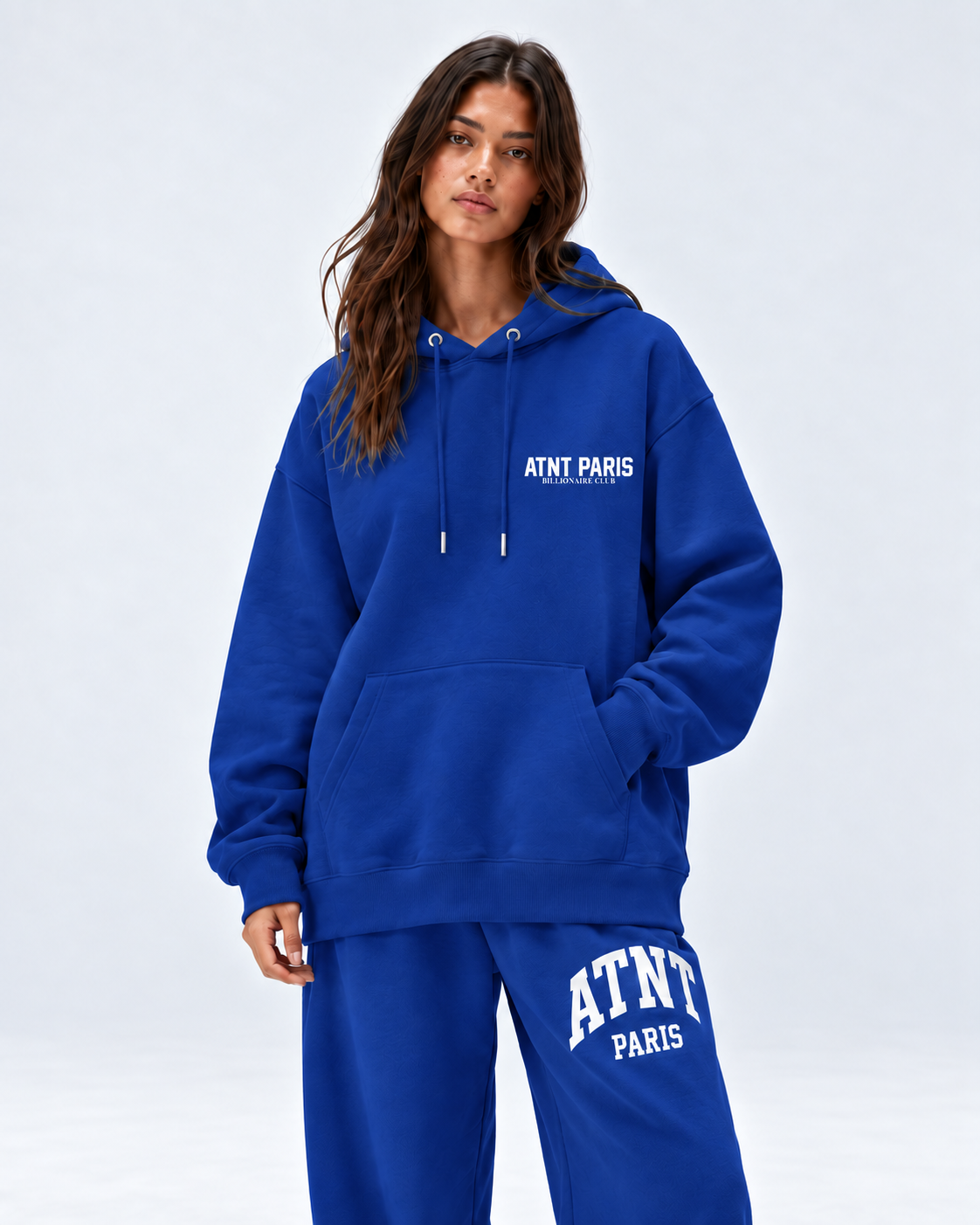Sweat Billionaire Club bleu ATNT PARIS — porte trois quarts, studio gris clair