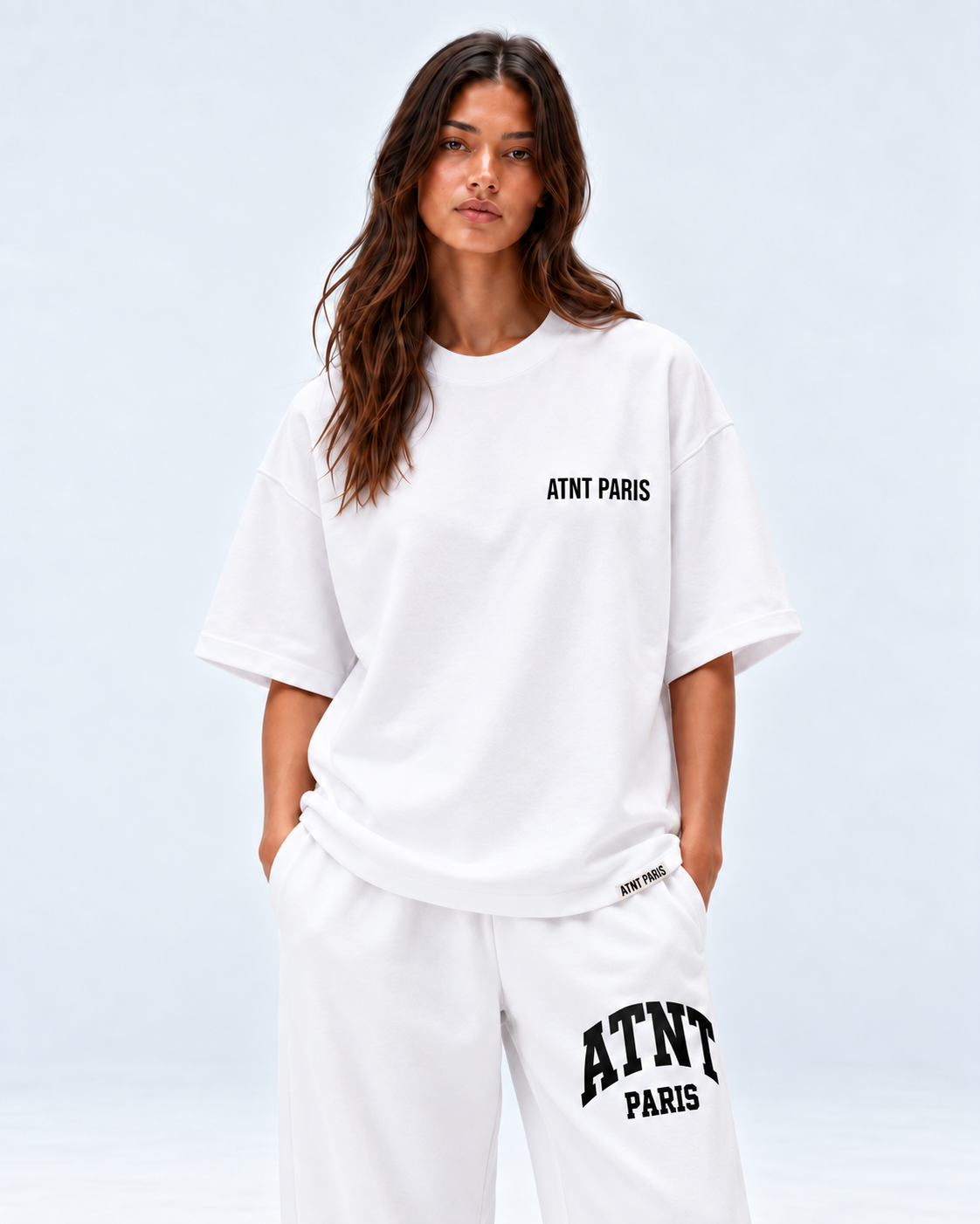 T-shirt oversize blanc Essentials ATNT PARIS porté avec jogging blanc au logo ATNT PARIS