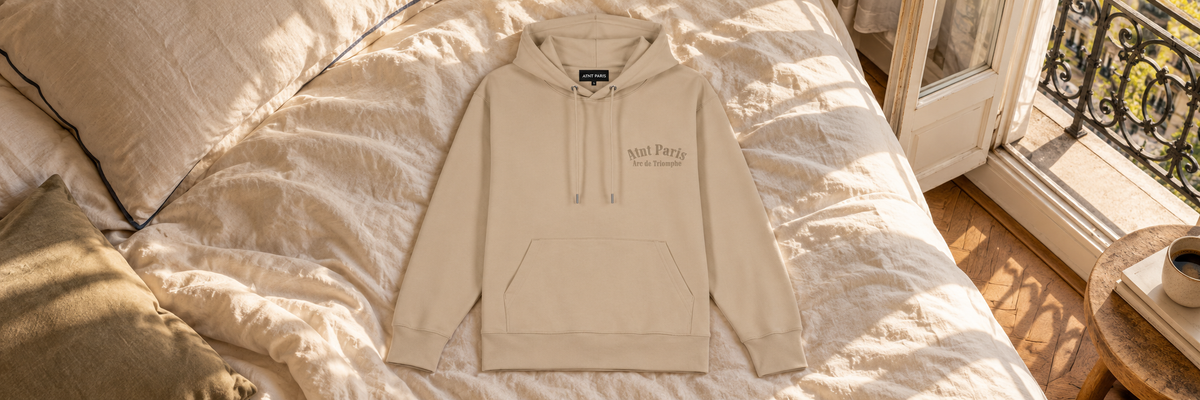 Sweat capuche beige - Arc de Triomphee dans une ambiance lifestyle ATNT PARIS