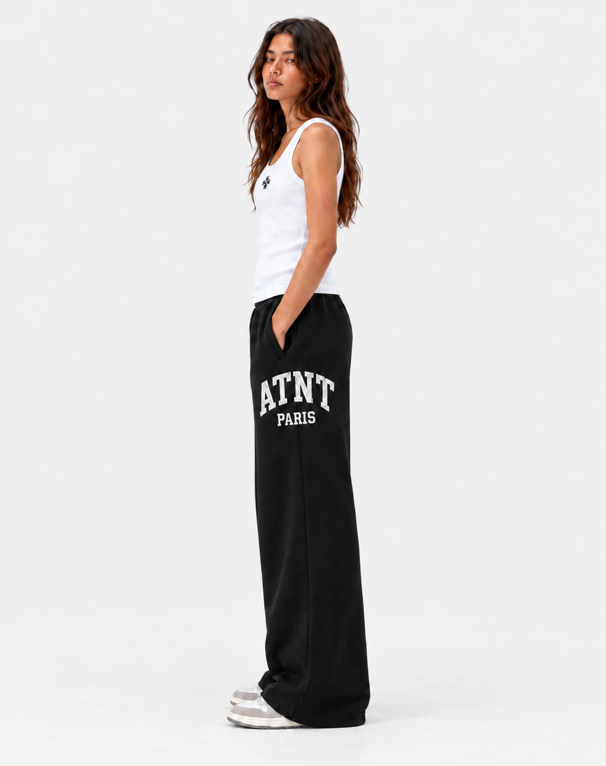 Jogging femme ATNT PARIS noir, profil gauche, fond gris neutre