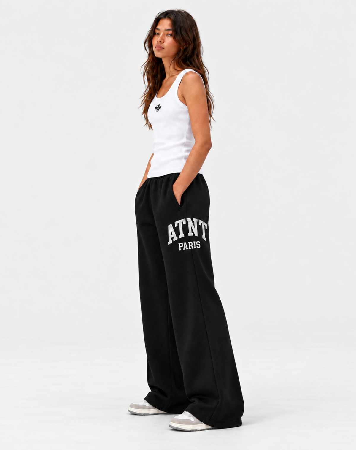Jogging femme ATNT PARIS noir, trois quarts, fond gris neutre