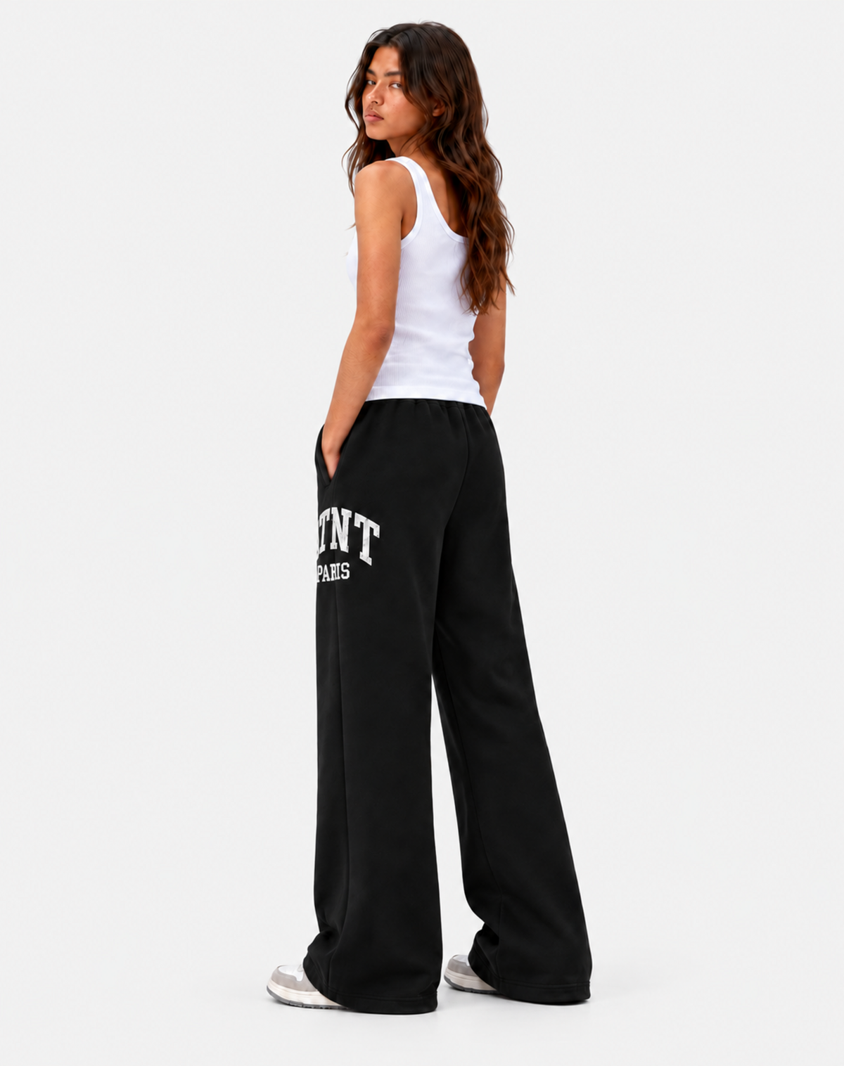 Jogging femme ATNT PARIS noir, trois quarts dos, fond gris neutre