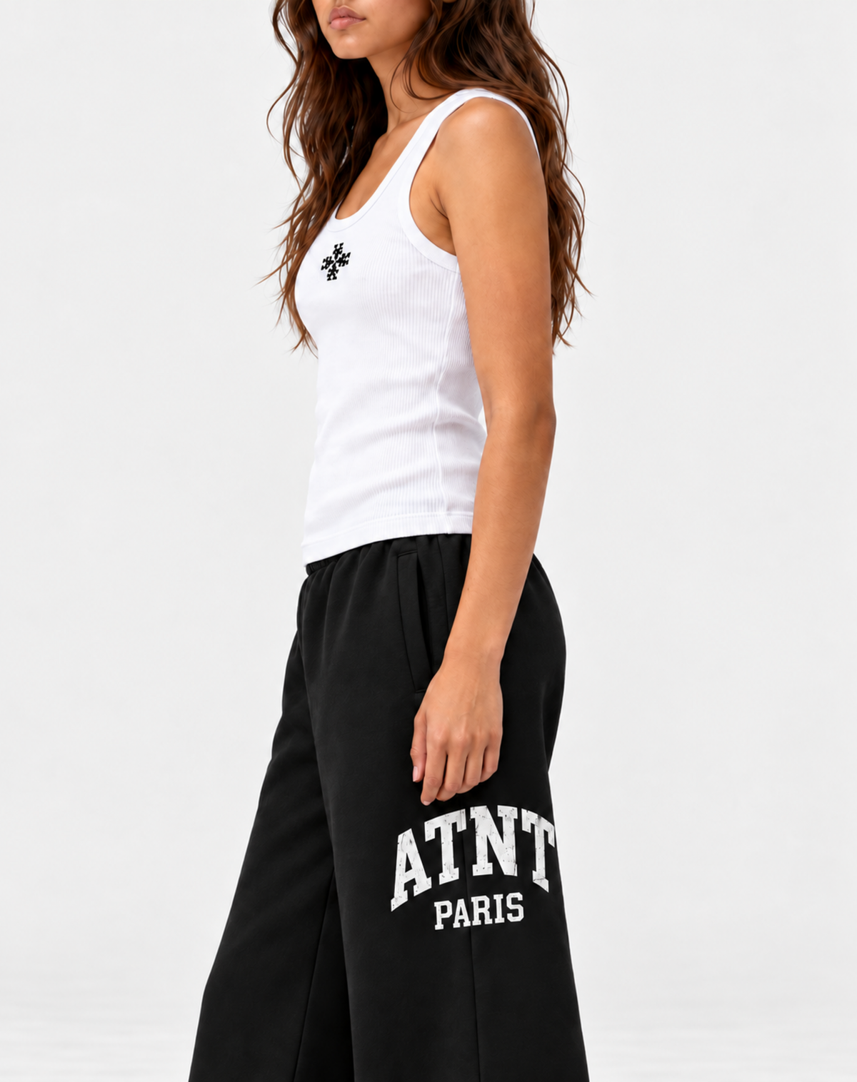 Jogging femme ATNT PARIS noir, detail logo, fond gris neutre