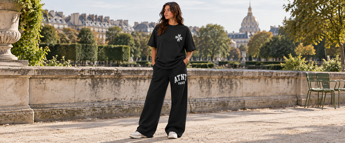 T-Shirt Noir Signature – Broderie blanche Iconique avec jogging wide leg noir — tenue à Paris