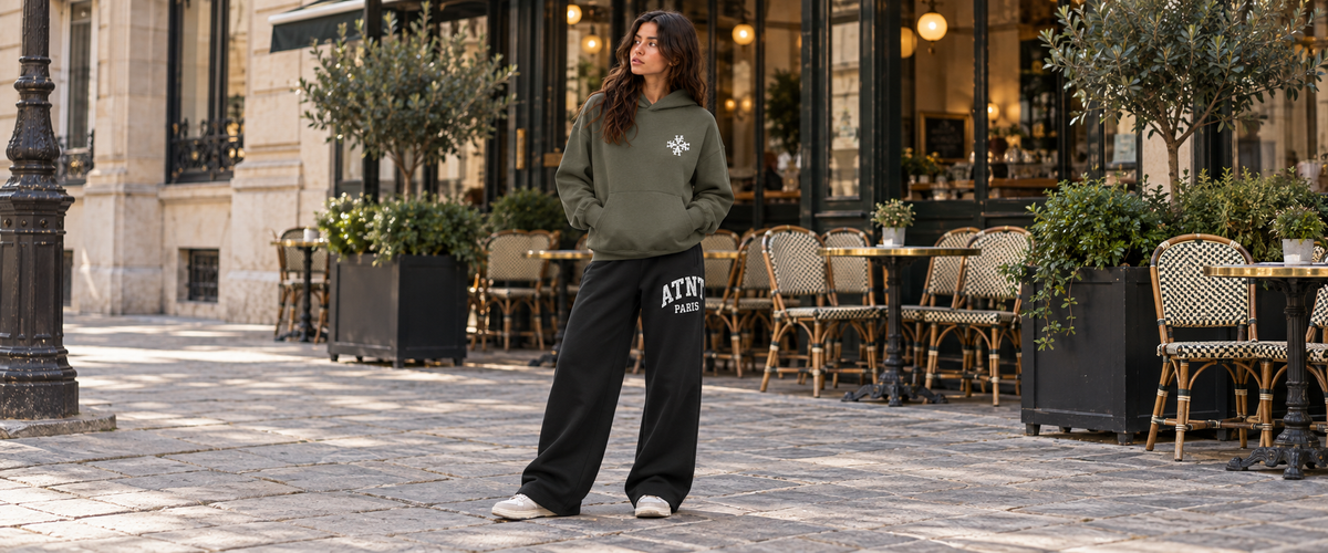 Sweat à Capuche Signature Khaki oversize porté dans une ambiance lifestyle ATNT PARIS
