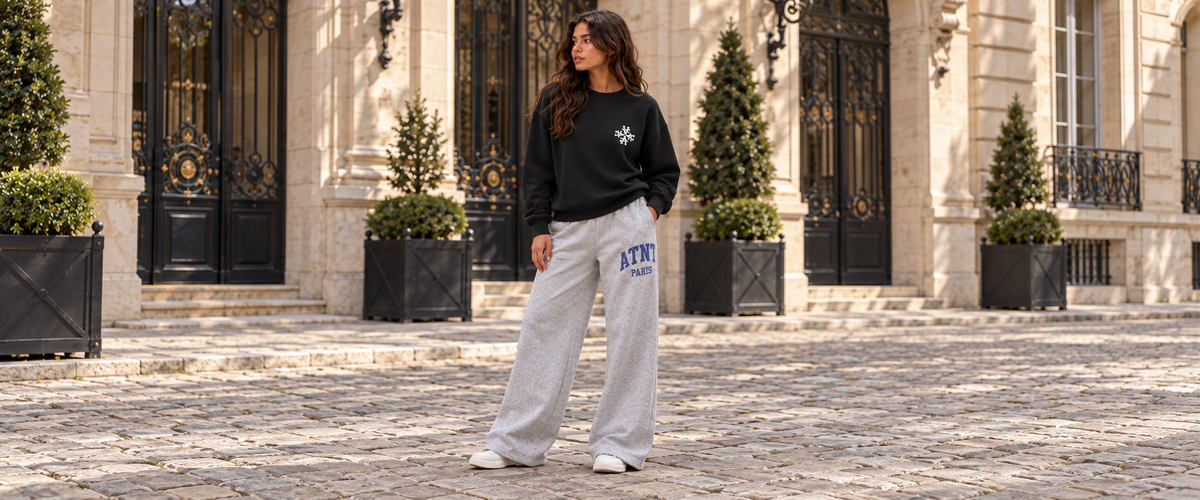 Sweat Col Rond Signature noir porté dans une ambiance lifestyle ATNT PARIS
