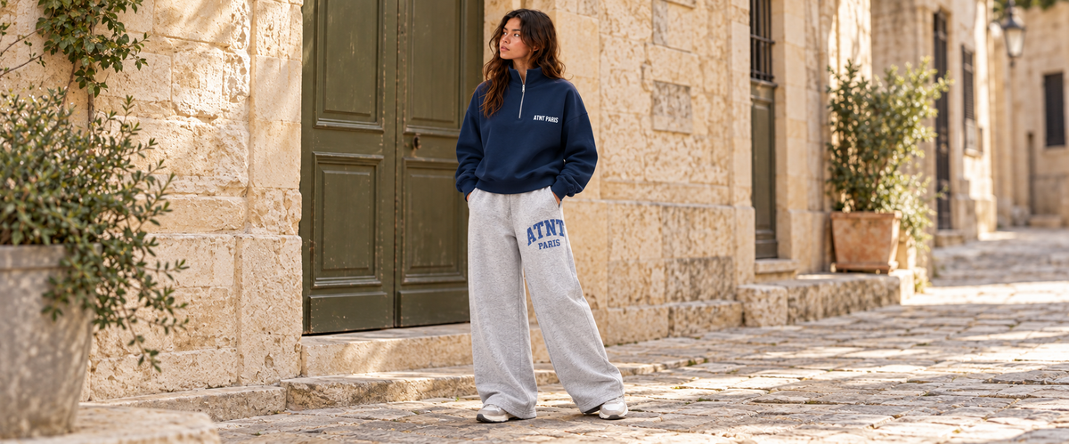 Sweat Col Trucker Navy –  Essentials porté dans une ambiance lifestyle ATNT PARIS