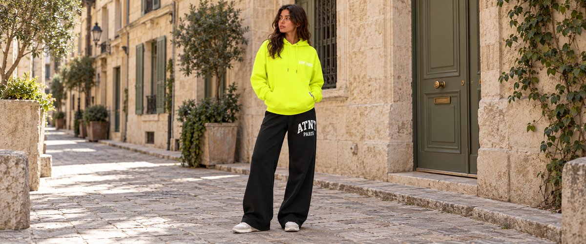 Sweat Capuche Jaune Fluo  –  Essentials avec jogging wide leg noir — tenue à Paris