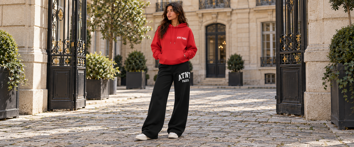 Sweat Capuche Rouge Essentials porté dans une ambiance lifestyle ATNT PARIS