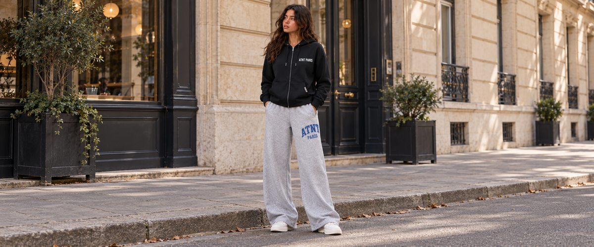 Sweat Zippé Noir –  Essentials porté dans une ambiance lifestyle ATNT PARIS