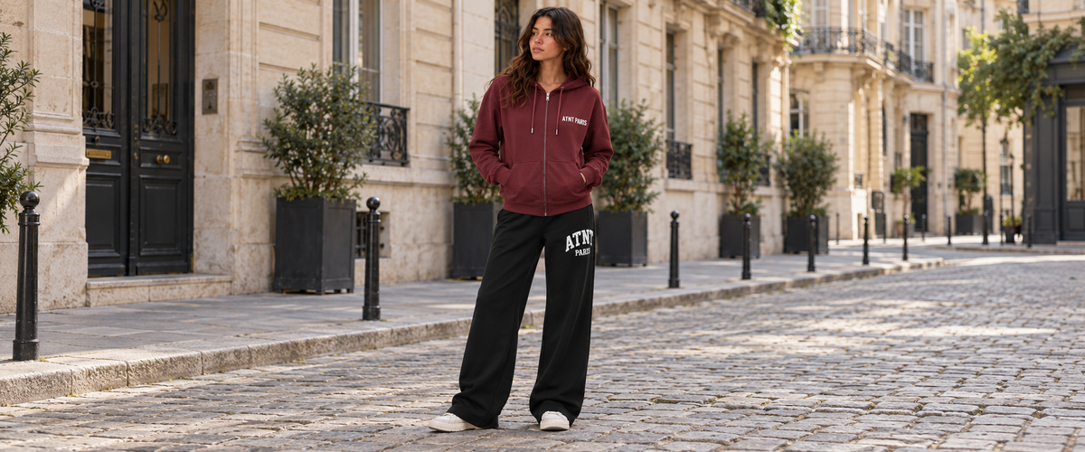 Sweat Zippé Bordeaux –  Essentials porté dans une ambiance lifestyle ATNT PARIS