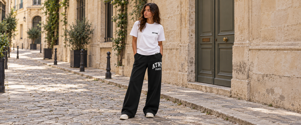 T-Shirt Classique  Blanc –  Essentials avec jogging wide leg noir — tenue à Paris