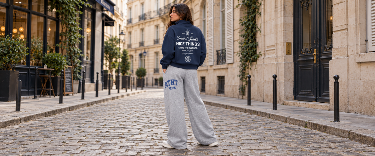 Sweat Col Trucker navy –  Nyc Héritage porté dans une ambiance lifestyle ATNT PARIS