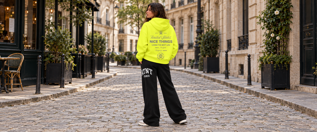 Sweat Capuche Jaune Fluo   –  NYC Héritage porté dans une ambiance lifestyle ATNT PARIS