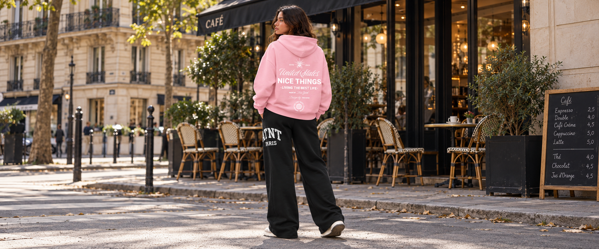 Sweat Capuche Light Pink   –  NYC Héritage porté dans une ambiance lifestyle ATNT PARIS