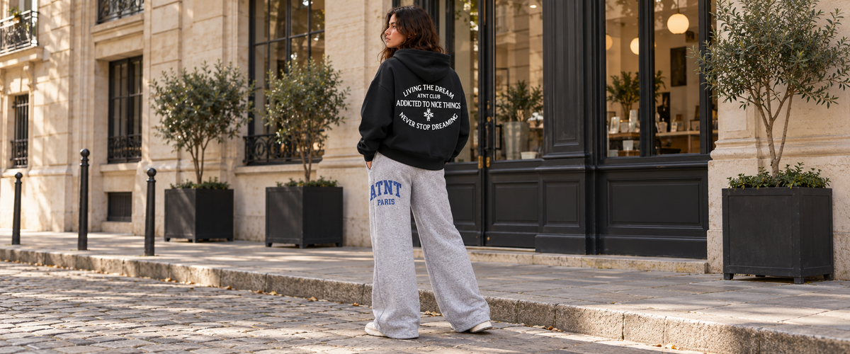 Sweat oversize Noir Never Stop Dreaming porté dans une ambiance lifestyle ATNT PARIS