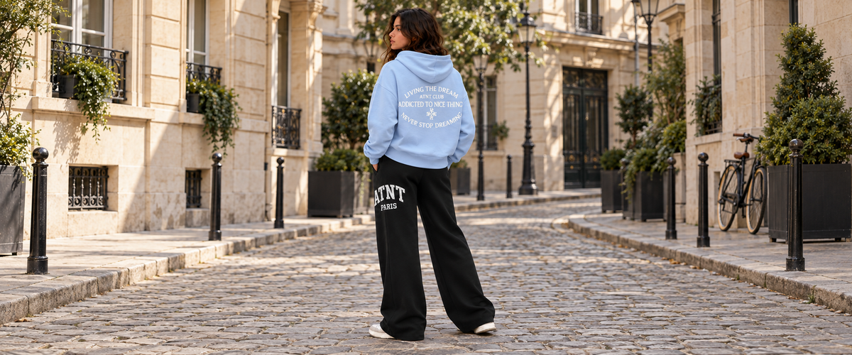 Sweat capuche Light Blue Never Stop Dreaming avec jogging wide leg noir — tenue à Paris