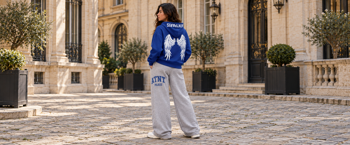 Sweat capuche Bleu Dark Angel porté dans une ambiance lifestyle ATNT PARIS