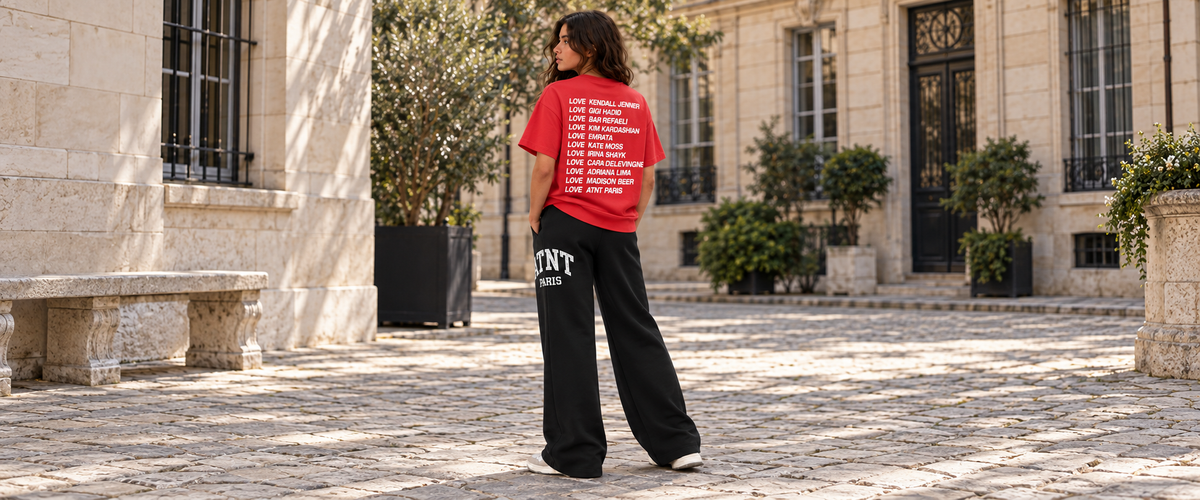 Tee Shirt Unisexe  Rouge Love avec jogging wide leg noir — tenue à Paris