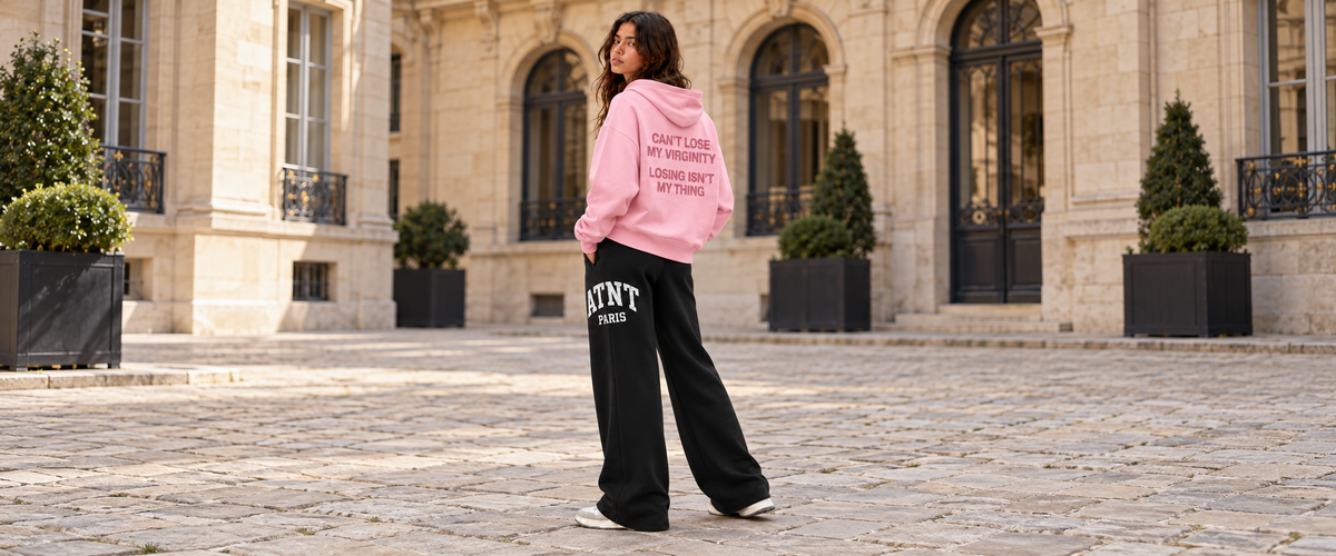 Sweat à Capuche Rose « Can't Lose My Virginity » – ATNT Paris porté dans une ambiance lifestyle ATNT PARIS