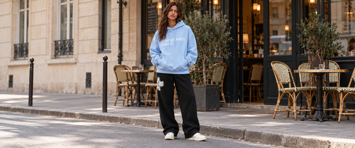 Sweat à Capuche Bleu Ciel « Jeunesse Dorée Perdue » – ATNT Paris porté dans une ambiance lifestyle ATNT PARIS